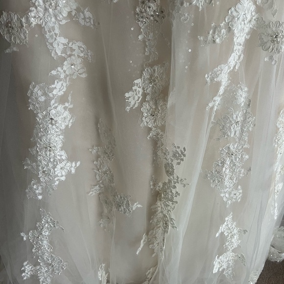 Elegant Lace Wedding Dress - Picture 7 of 16